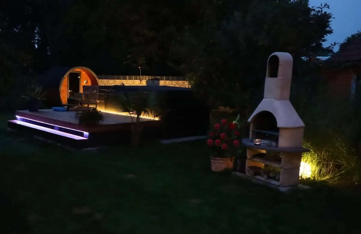 Berlinurlaub Im Gruenen, Pool-Whirlpool Beheizt, Sauna, Spielplatz, Grill, 3 Doppelzimmer Blankenfelde-Mahlow Holiday home